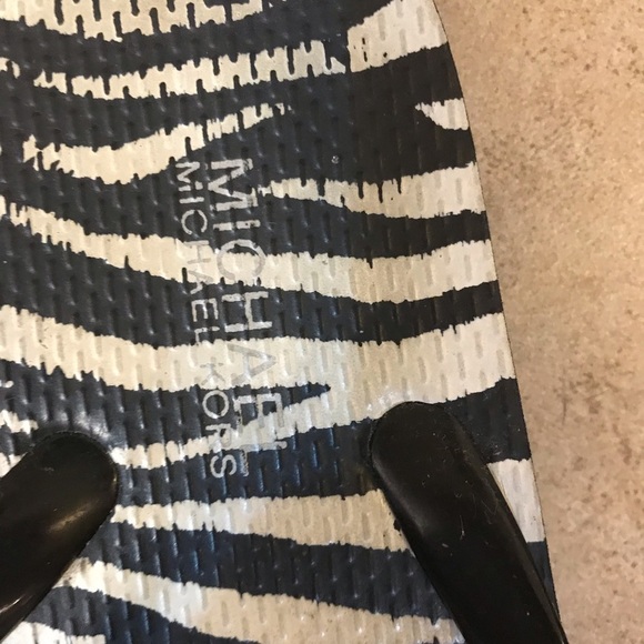 ▪️MICHAEL KORS Zebra Flip Flops - Picture 7 of 8